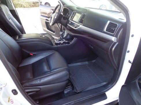 Used 2016 Toyota Highlander XLE AWD/4WD image 18