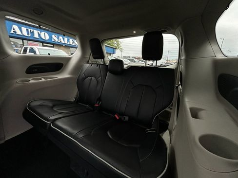 Used 2023 Chrysler Pacifica Limited FWD image 11