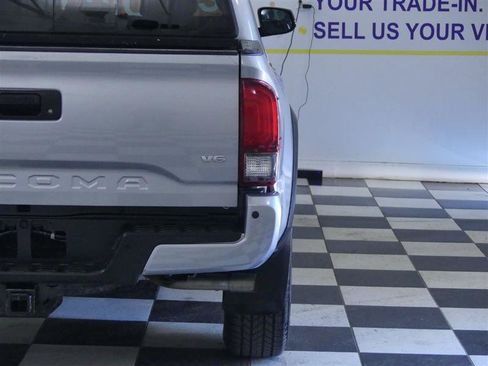 Used 2019 Toyota Tacoma TRD Off-Road w/ Technology Package AWD/4WD image 31