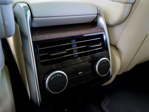 Used 2024 Land Rover Range Rover Long Wheelbase SE image 51