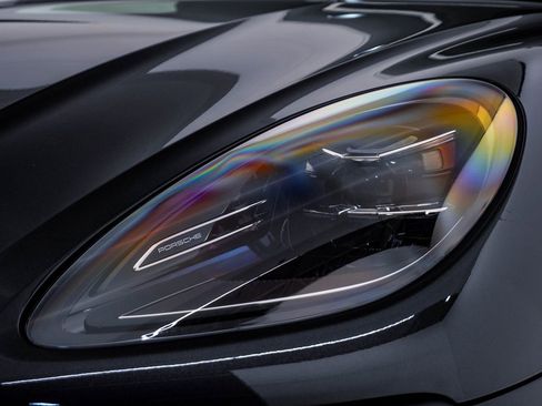 Certified 2025 Porsche Macan image 7