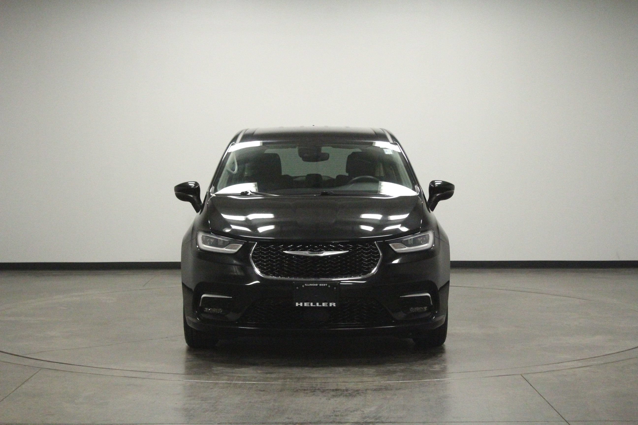 Used 2023 Chrysler Pacifica Touring-L FWD image 3