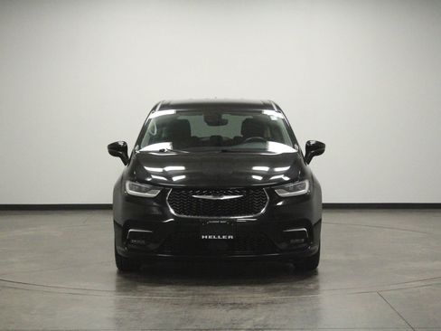 Used 2023 Chrysler Pacifica Touring-L FWD image 3