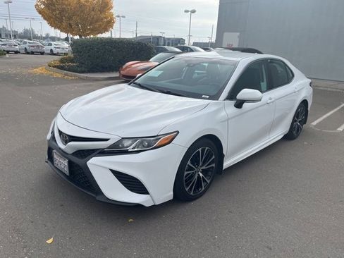 Used 2020 Toyota Camry SE image 1