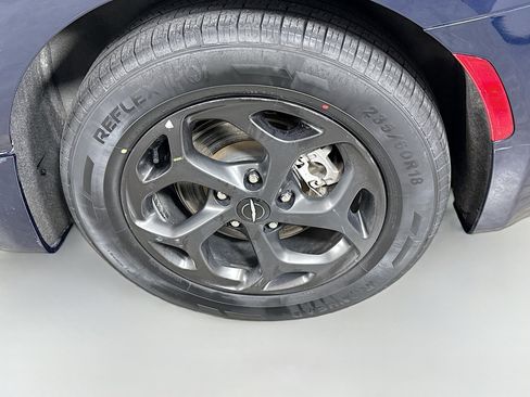 Used 2024 Chrysler Pacifica Premium FWD image 31