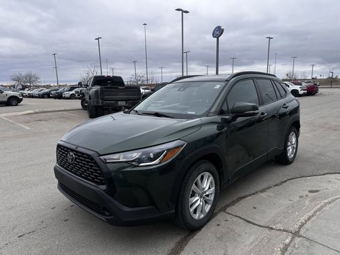 Used 2022 Toyota Corolla Cross LE w/ Moonroof Package image 2