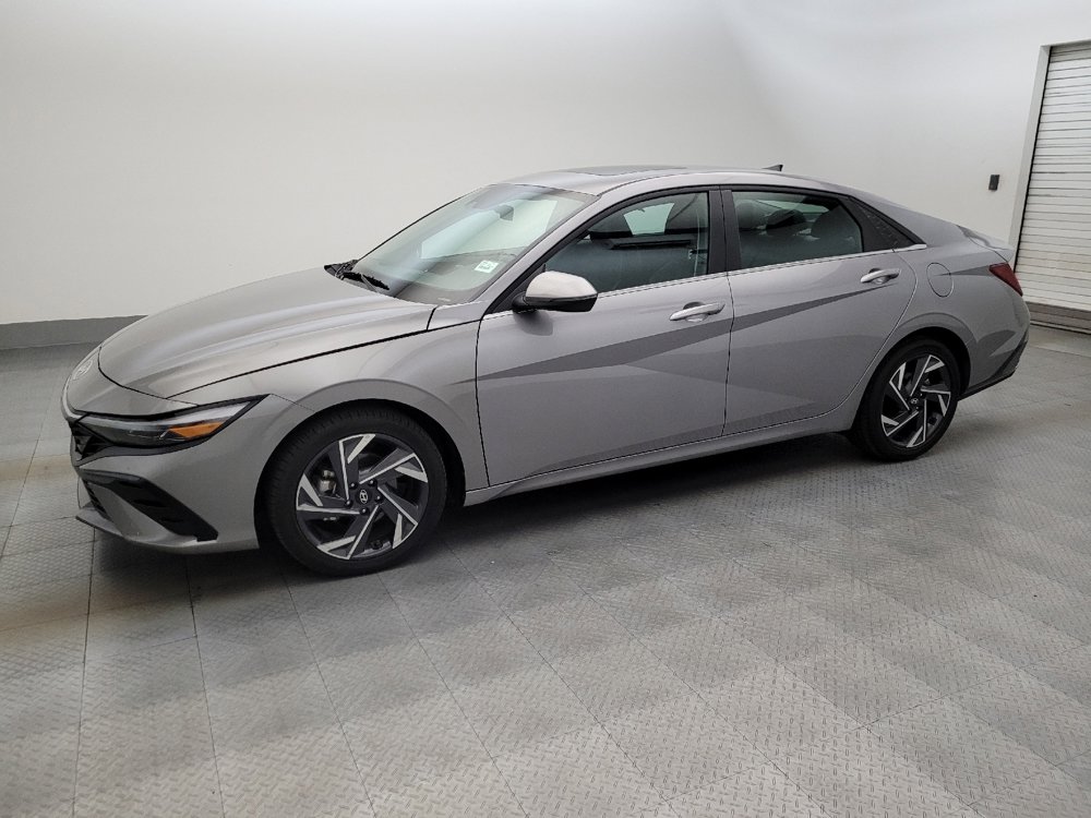 Used 2025 Hyundai Elantra Limited FWD image 2