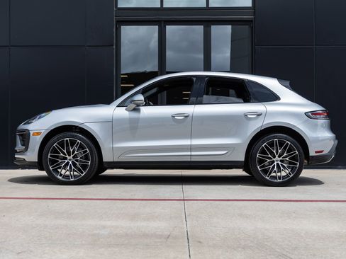 Certified 2025 Porsche Macan image 2
