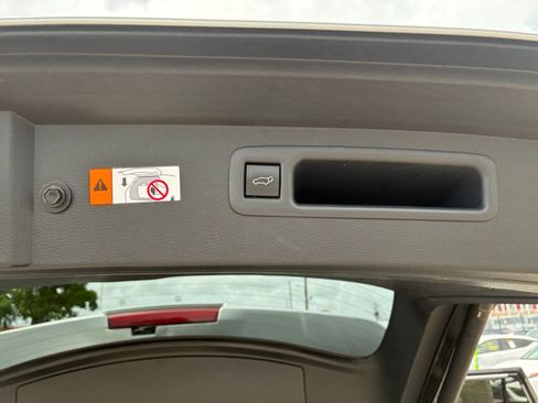 Used 2025 Toyota Highlander LE FWD image 19
