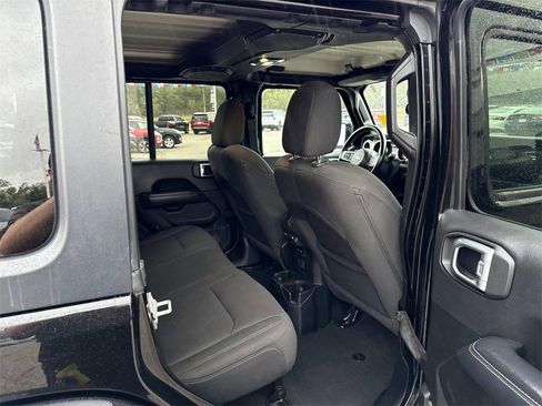 Used 2020 Jeep Wrangler Unlimited Sahara image 25