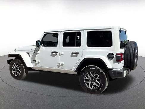 Used 2025 Jeep Wrangler Unlimited Sahara AWD/4WD image 16