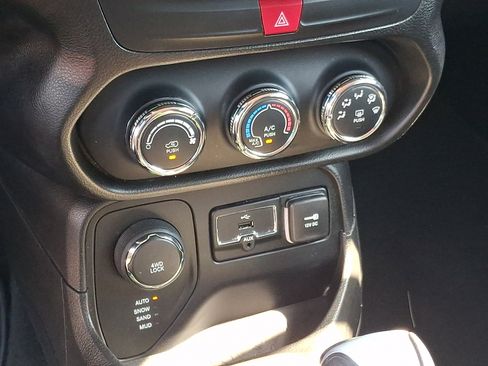 Used 2016 Jeep Renegade Latitude w/ Safety & Security Group AWD/4WD image 14