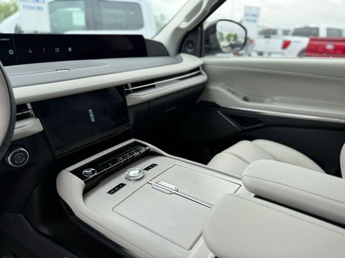 Used 2025 Lincoln Navigator Reserve AWD/4WD image 9