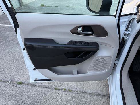 Used 2022 Chrysler Voyager LX FWD image 22