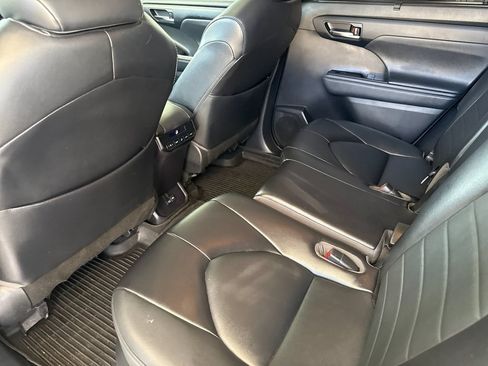 Used 2022 Toyota Highlander XLE FWD image 11