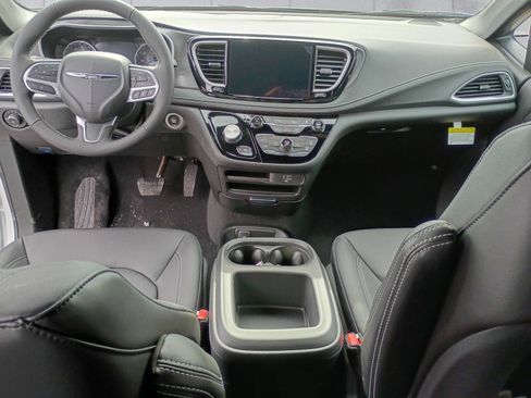 New 2026 Chrysler Pacifica Select image 11