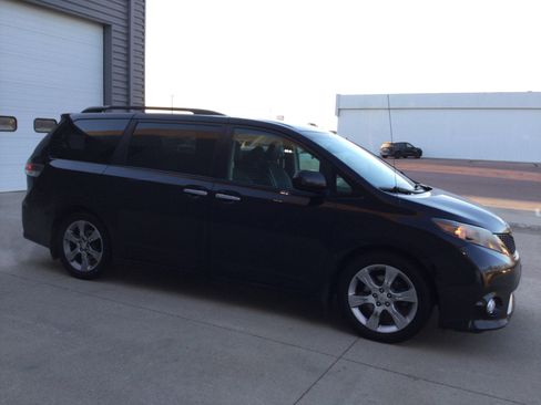 Used 2013 Toyota Sienna SE image 3