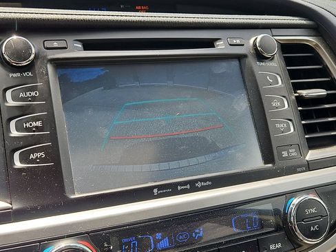 Used 2018 Toyota Highlander XLE AWD/4WD image 17