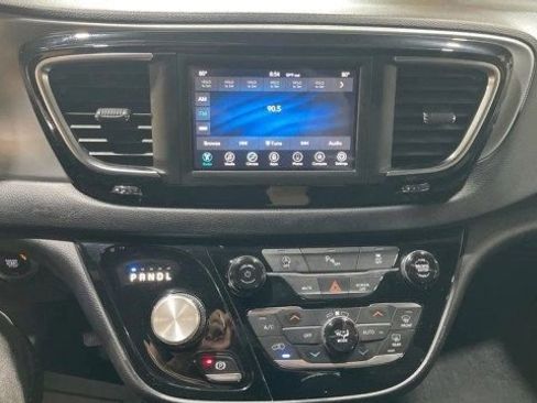 Used 2020 Chrysler Pacifica Touring w/ S Appearance Package image 17