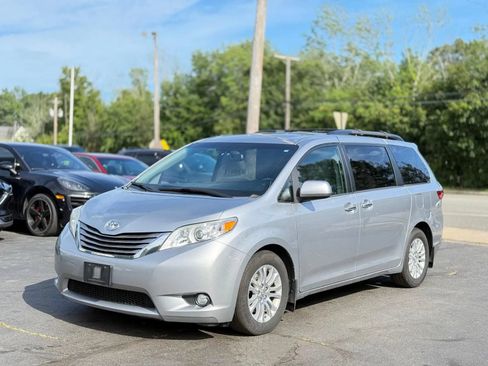Used 2017 Toyota Sienna XLE w/ Outdoor Package FWD image 2