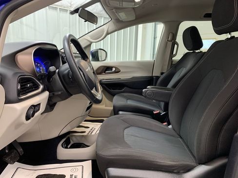 Used 2021 Chrysler Voyager LX image 4