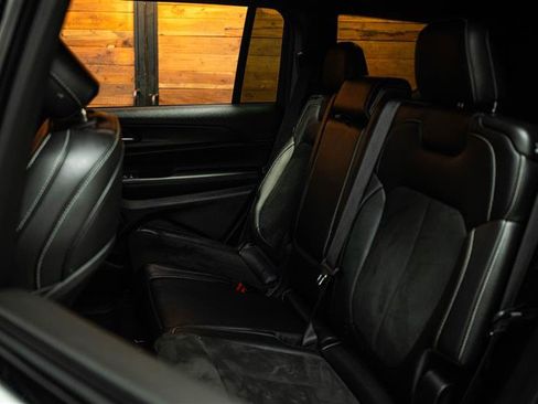 Used 2024 Jeep Grand Cherokee L Laredo image 10