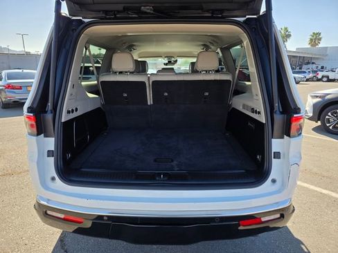 Used 2024 Jeep Wagoneer L Series II image 11