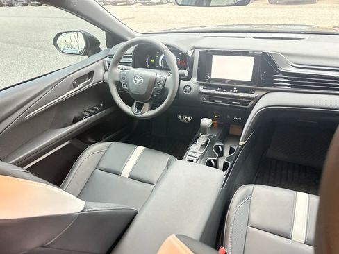 Used 2025 Toyota Camry SE image 33