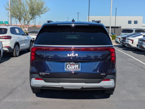 Certified 2025 Kia Carnival EX image 4