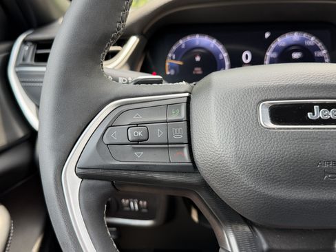 Used 2025 Jeep Grand Cherokee Laredo X w/ Luxury Tech Group I RWD image 17