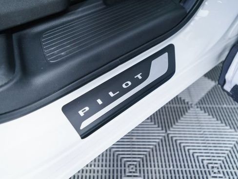 Used 2025 Honda Pilot Touring image 17