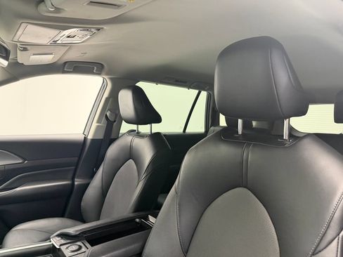 Used 2025 Toyota Grand Highlander AWD image 17