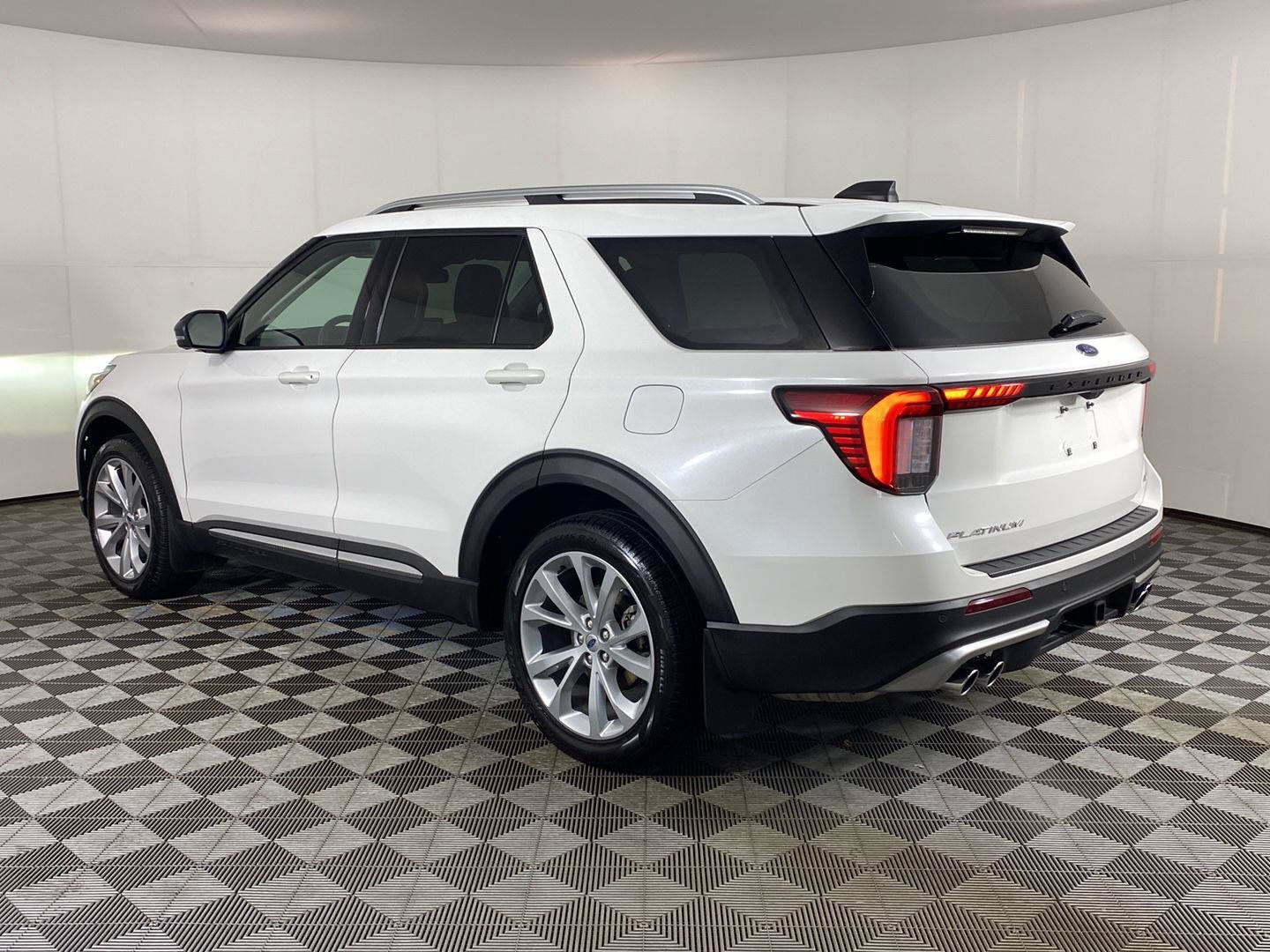 Used 2025 Ford Explorer Platinum w/ Ultimate Package AWD/4WD image 9