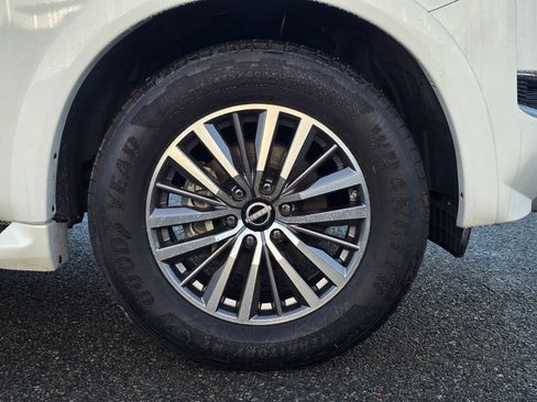 Used 2024 Nissan Armada SL image 10