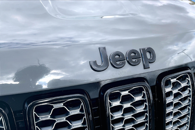 Used 2020 Jeep Grand Cherokee Laredo AWD/4WD image 32