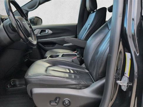 Used 2018 Chrysler Pacifica Touring-L Plus FWD image 12