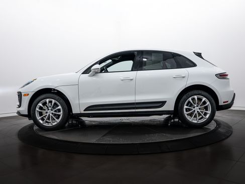 Certified 2025 Porsche Macan image 2