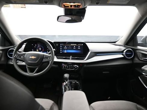 Used 2025 Chevrolet Trax LT FWD image 25