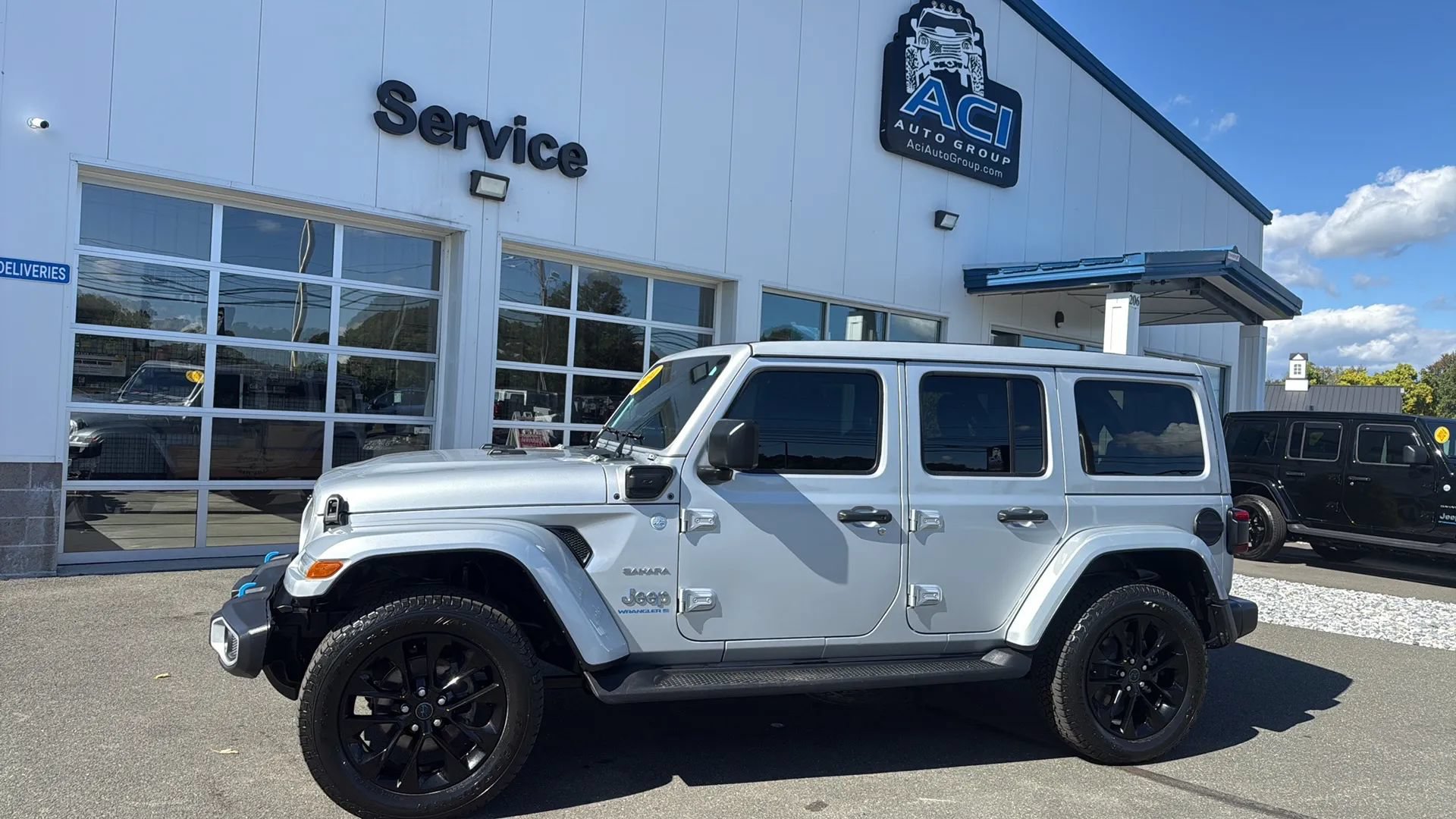 Used 2024 Jeep Wrangler Unlimited Sahara w/ Technology Group AWD/4WD image 8