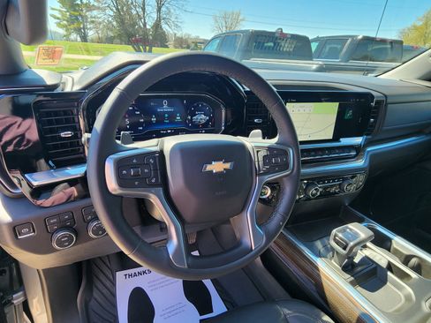 Used 2024 Chevrolet Silverado 1500 LT w/ Z71 Off-Road Package image 11