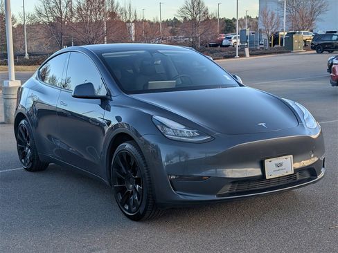 Used 2022 Tesla Model Y Long Range image 7