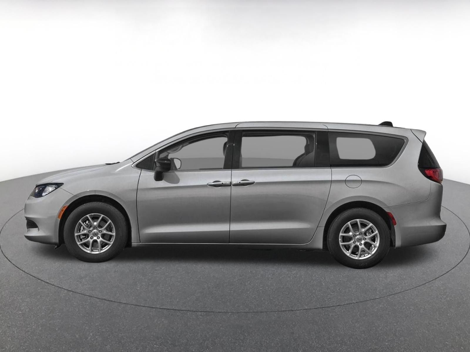 Used 2023 Chrysler Voyager LX FWD image 3