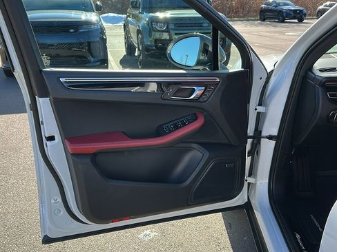 Used 2024 Porsche Macan Turbo image 8