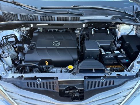 Used 2012 Toyota Sienna XLE image 32
