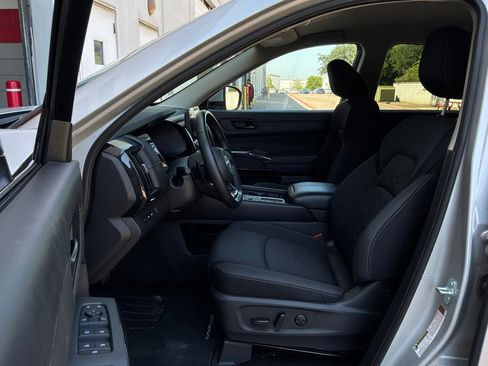 Used 2025 Nissan Pathfinder SV FWD image 10