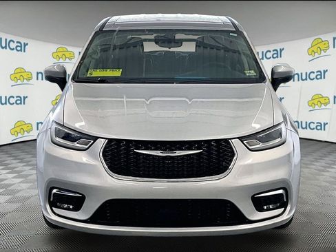 Used 2023 Chrysler Pacifica Touring-L FWD image 2