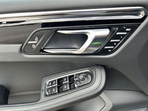 Certified 2025 Porsche Macan image 9
