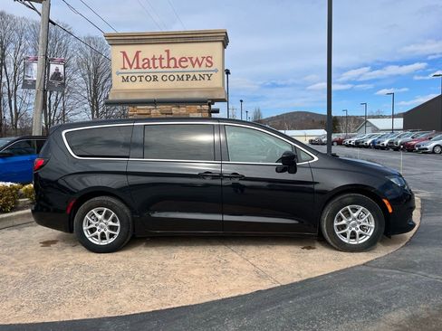Used 2023 Chrysler Voyager LX image 4