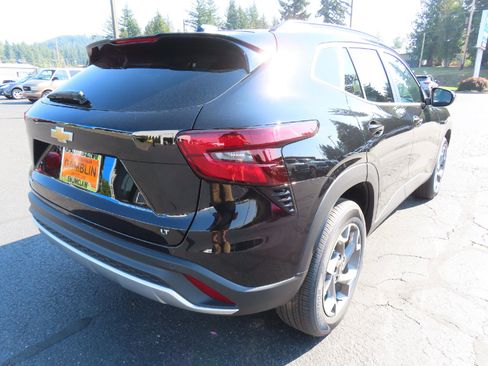 New 2025 Chevrolet Trax LT w/ Sunroof Package image 8