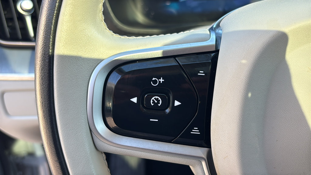 Certified 2025 Volvo XC60 B5 Plus w/ Climate Package AWD/4WD image 18